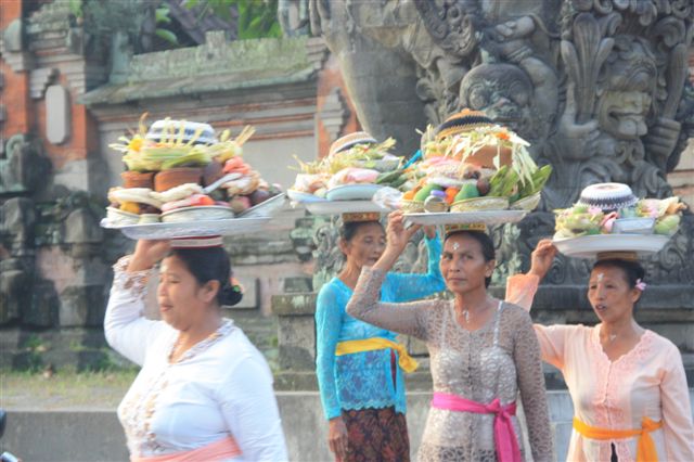 Voyage à Bali : Procession et Bénédiction au temple à Bali 