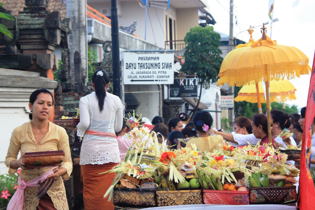 Voyage à Bali : Bénédictions et Offrandes au Temple