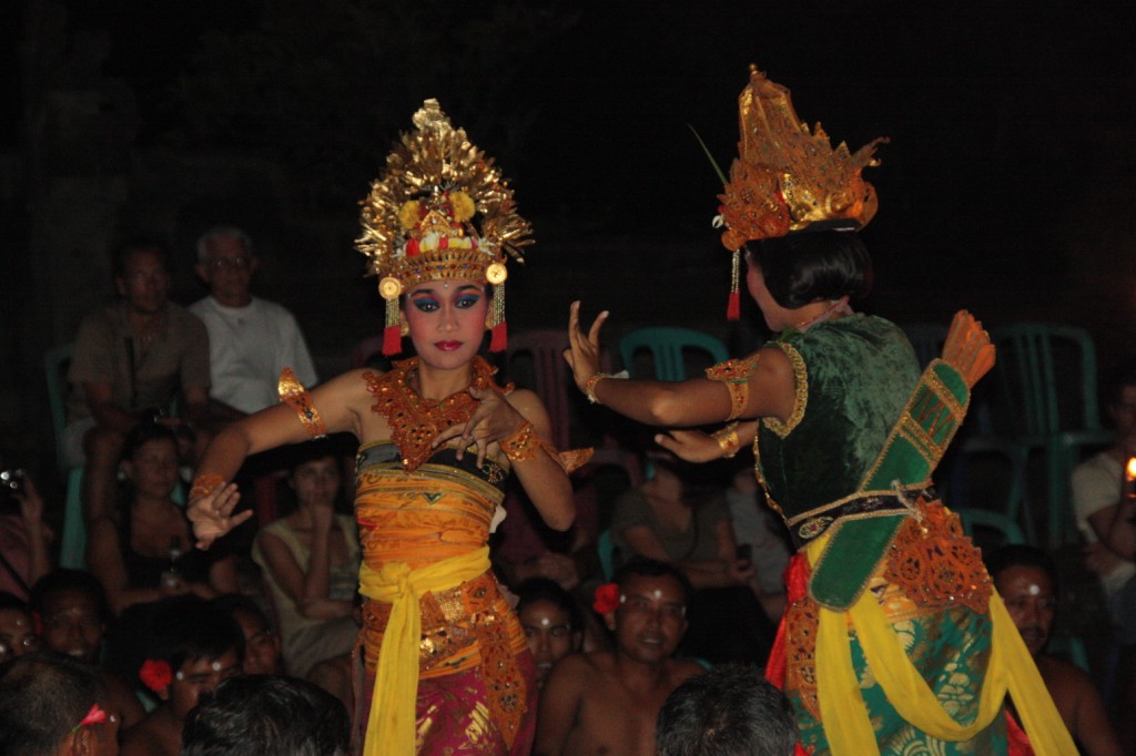 Voyage à Bali : Danceuses Balinaises - Spectacle de Danse à Ubud