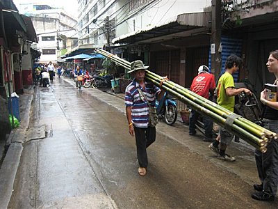 Porteur de Bambous dans les rues à Bangkok - Voyage en Thaïlande - Mes Carnets du Monde