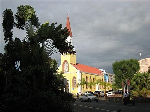 Eglise de Papeete à Tahiti en Polynésie Française, face à un arbre du voyageur - Conseils voyage et séjour en Polynésie Française