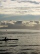 Pirogue polynésienne, va'a face à Moorea au soleil couchant