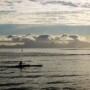 Pirogue polynésienne, va'a face à Moorea au soleil couchant