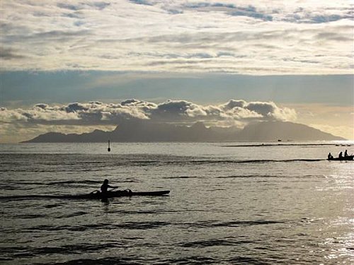 Pirogue polynésienne, va'a face à Moorea au soleil couchant