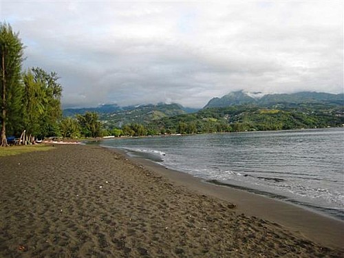 Plage de sable noir à Tahiti - Voyage en Polynésie Française - Mes Carnets du Monde