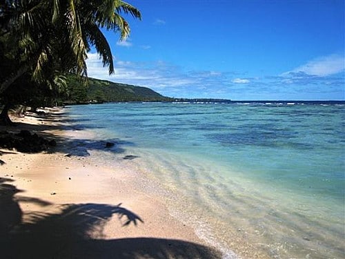 Plage de sable blanc et eaux bleues turquoise à Tahiti - Voyage en Polynésie Française - Mes Carnets du Monde