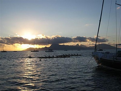 Pirogues tahitiennes face à Moorea au coucher du soleil, vues depuis Tahiti en Polynésie française - Conseils voyage et séjour en Polynésie Française