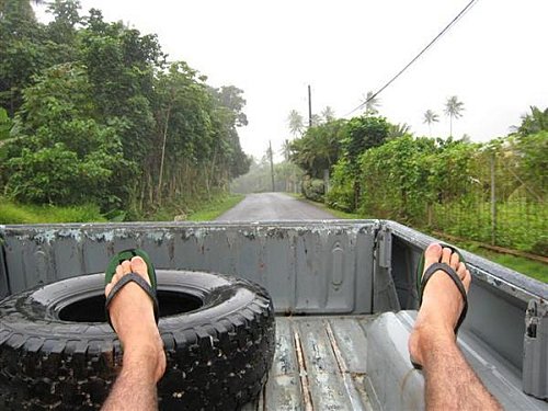 En route dans un pick-up pour visiter une vanilleraie et une ferme perlière à Tahaa - Voyage et Plongée en Polynésie Française - Mes Carnets du Monde