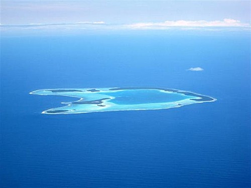 Photo Aérienne d'un atol en Polynésie Française : entre océan et lagon  - Conseils voyage et séjour en Polynésie Française