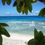 Photo colorée du sable blanc et de l'eau turquoise du Lagon de Rangiroa, Polynésie Française