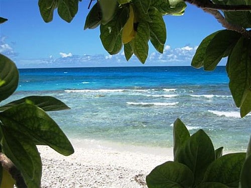 Photo colorée du sable blanc et de l'eau turquoise du Lagon de Rangiroa, Polynésie Française