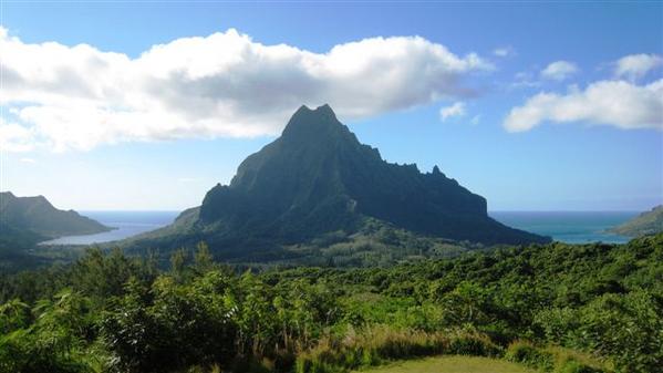 La baie de Cook et la baie d' Opunohu, vue du col des trois cocotiers