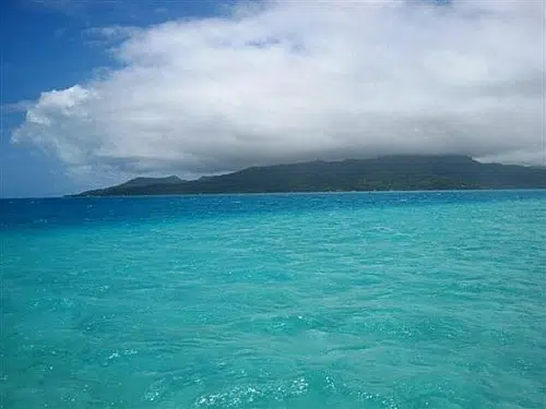 Dégradé de bleu des eaux de Tahaa - Voyage et Plongée en Polynésie Française - Mes Carnets du Monde