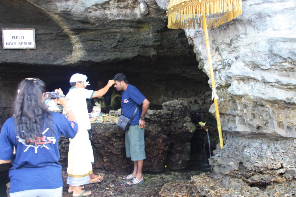 Voyage à Bali : Bénédiction au temple de Tanah Lot