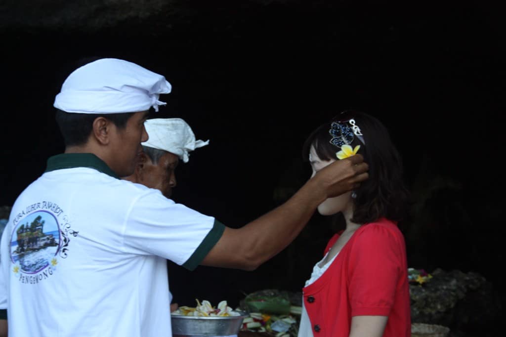 Voyage à Bali : Bénédiction au Pura Lueur Tanah Lot