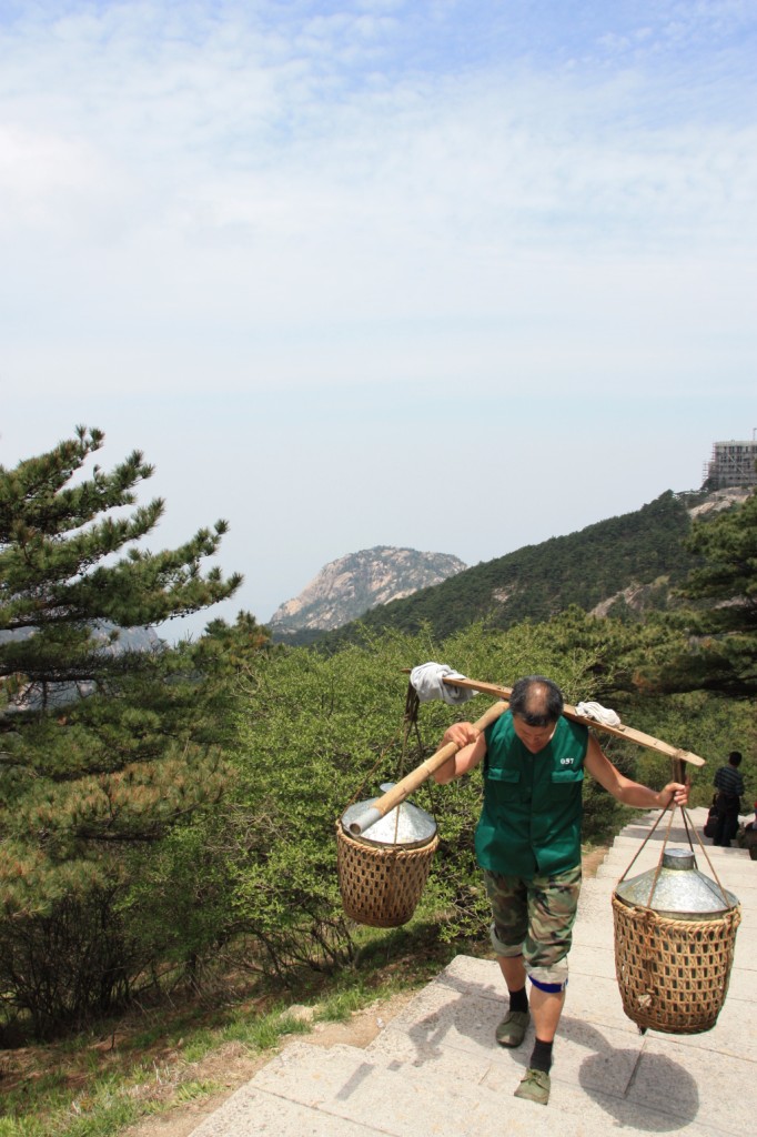 Porteur dans les Montagnes Jaunes à Huang Shan - Voyage en Chine - Mes Carnets du Monde