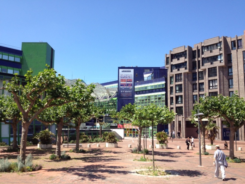 Cergy : Délicat mélange de béton et d'arbres... vive les années 70 !