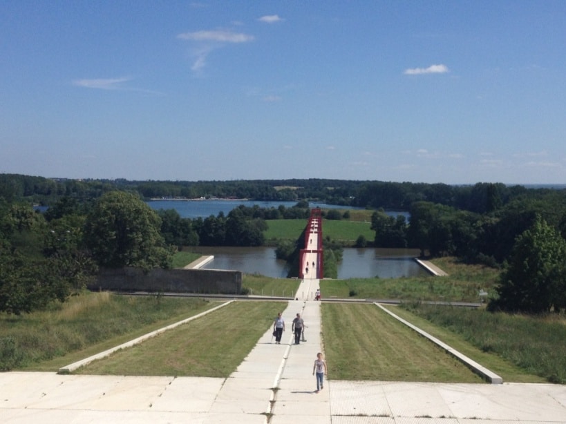 A votre gauche, une pyramide, au fond : la Défense et Paris !