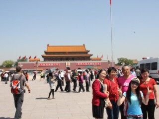 Pose photo devant la Cité Interdite à Pékin, place Tien'anmen, en Chine