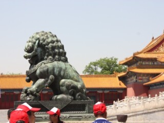 Statue de lion en bronze dans la Cité Interdite à Pékin, en Chine
