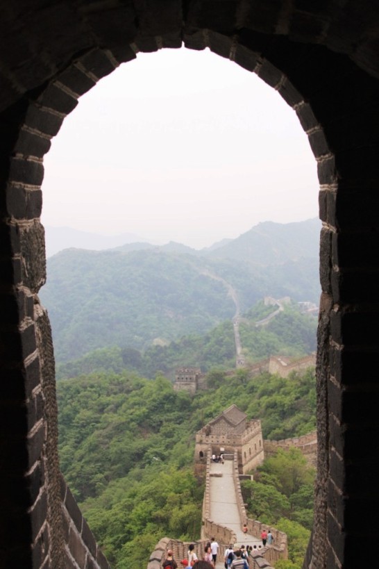 Vue sur la Grande Muraille de Chine et sur les Montagnes, depuis une tour de guet