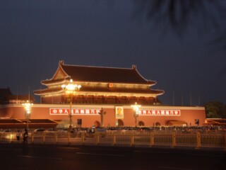 Place Tian'anmen de nuit à Pékin (Beijing) en Chine et portrait de Mao