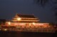 Place Tian'anmen de nuit à Pékin (Beijing) en Chine et portrait de Mao