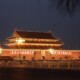 Place Tian'anmen de nuit à Pékin (Beijing) en Chine et portrait de Mao