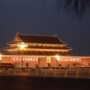 Place Tian'anmen de nuit à Pékin (Beijing) en Chine et portrait de Mao