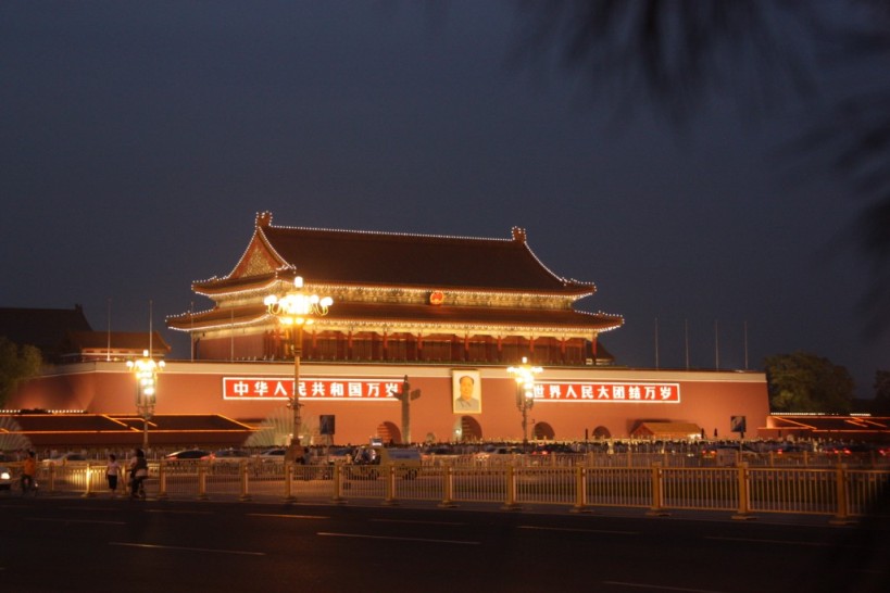 Place Tian'anmen de nuit à Pékin (Beijing) en Chine et portrait de Mao