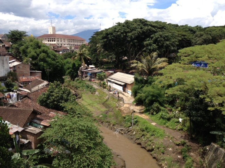 Et au milieu coule toujours une rivère à Malang en Indonésie