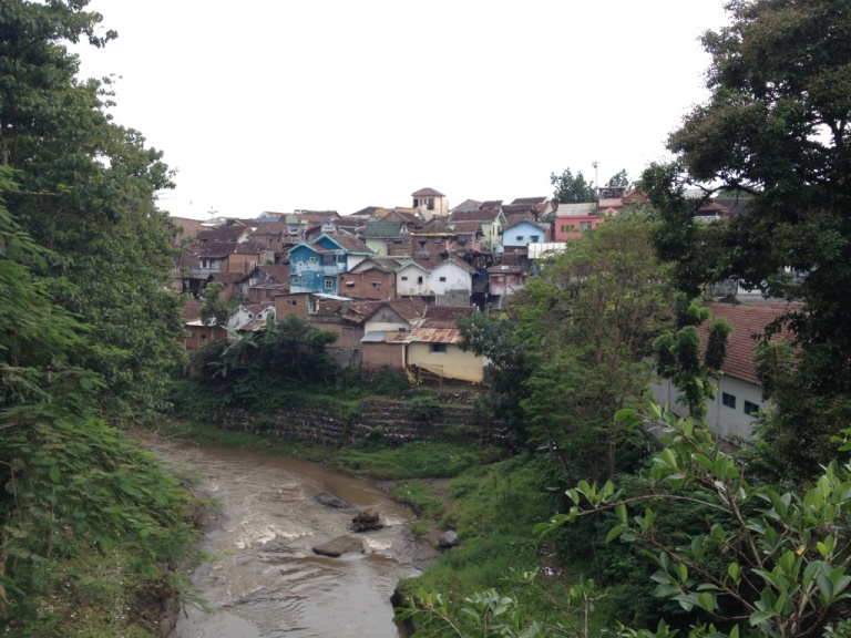 Et au milieu coule une rivière à Malang en Indonésie