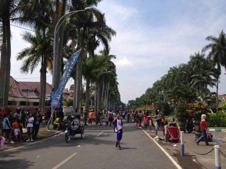 Le dimanche sans voiture, mais avec piétons à Malang en Indonésie...