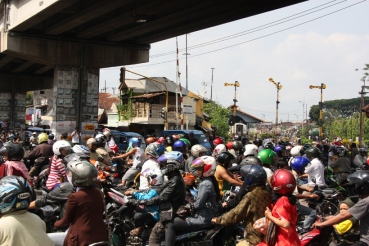 Traffic mobylettes à Malang, Indonésie