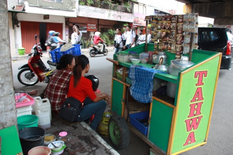 On mange vraiment n'importe où (à l'abri d'un pont routier) à Malang