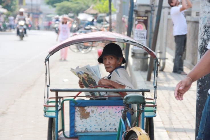 lecture dans un Becak à Malang en Indonésie