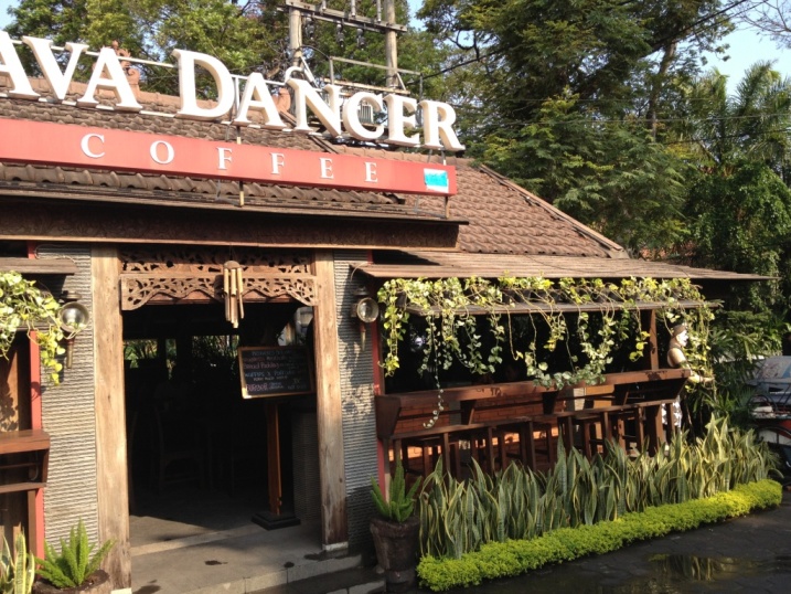 Le "Java Dancer" à Malang, Indonésie : un super café (la déco, le cheeseburger et le tiramisu sont top)... mais sans alcool ! 