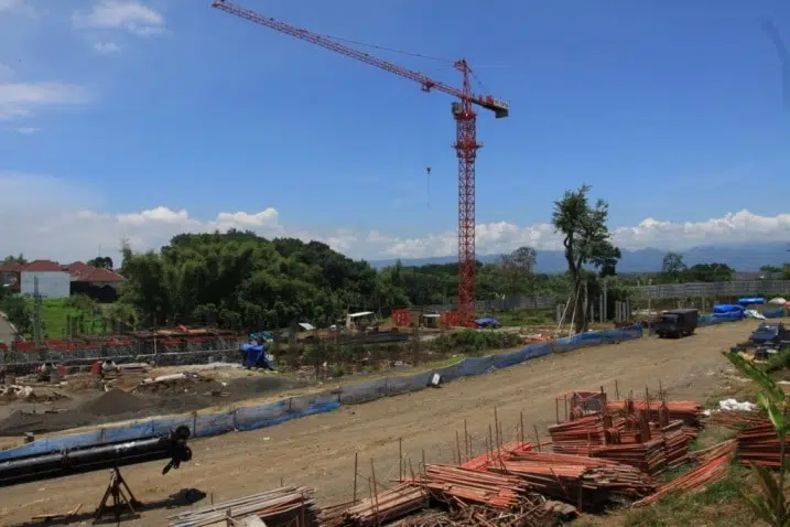 - Fin des travaux dans 6 mois, Pak... - Vous êtes sûr ? - oui, on est large...