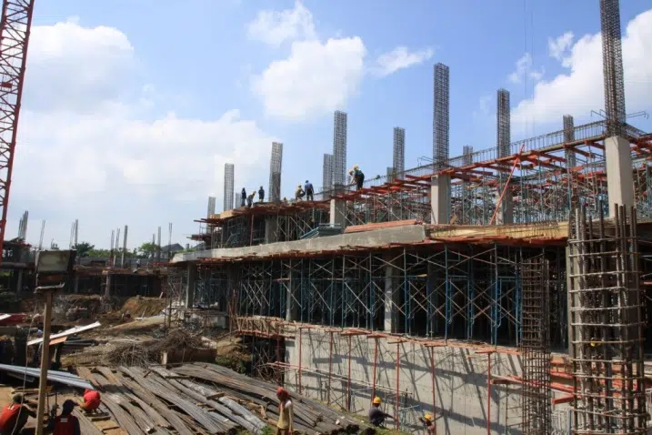 - On avance Pak : C'est sûr : Fin des travaux dans 3 mois... - Heuuu, c'est pas ce que vous disiez le mois dernier déjà ?