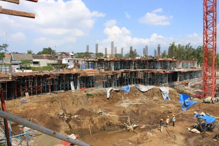 - On avance, c'est une évidence... fin des travaux dans 4 mois ! - a oui ? j'ai un doute... - Mais non, Pak ne détruisez pas l'esprit du projet !