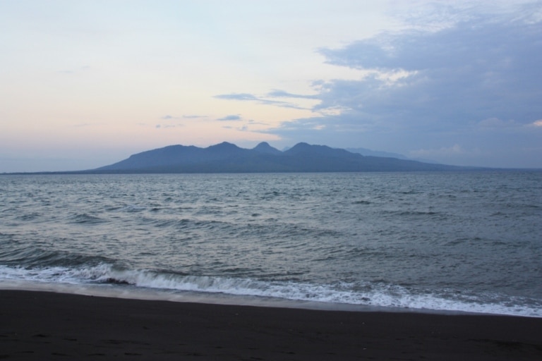 Bali vue de Banyuwangi, sable noir du Volcan Ijen