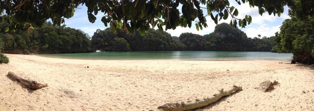 Plage secrète de Sempu Island (Palau Sempu) à Java en Indonésie