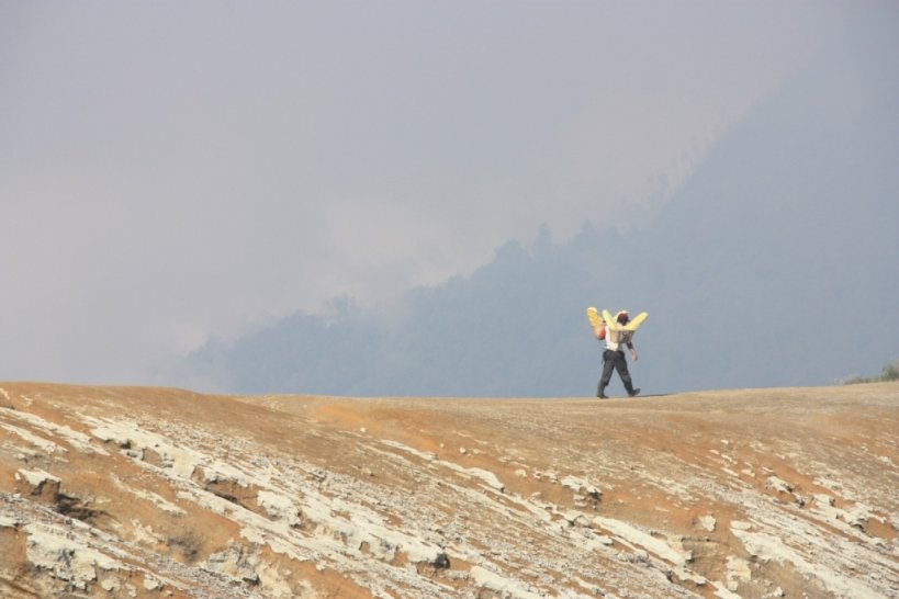 Randonnée en Indonésie Porteur de soufre Kawah Ijen sur la crête du volcan
