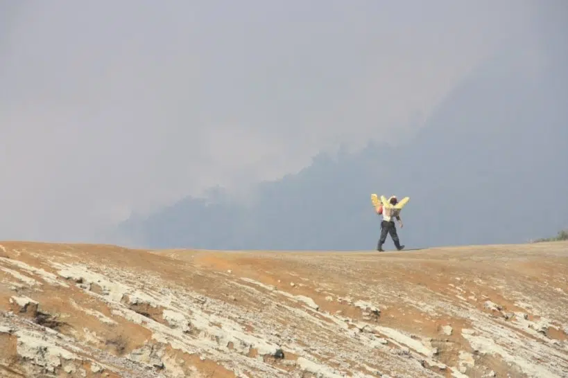 Randonnée en Indonésie Porteur de soufre Kawah Ijen sur la crête du volcan