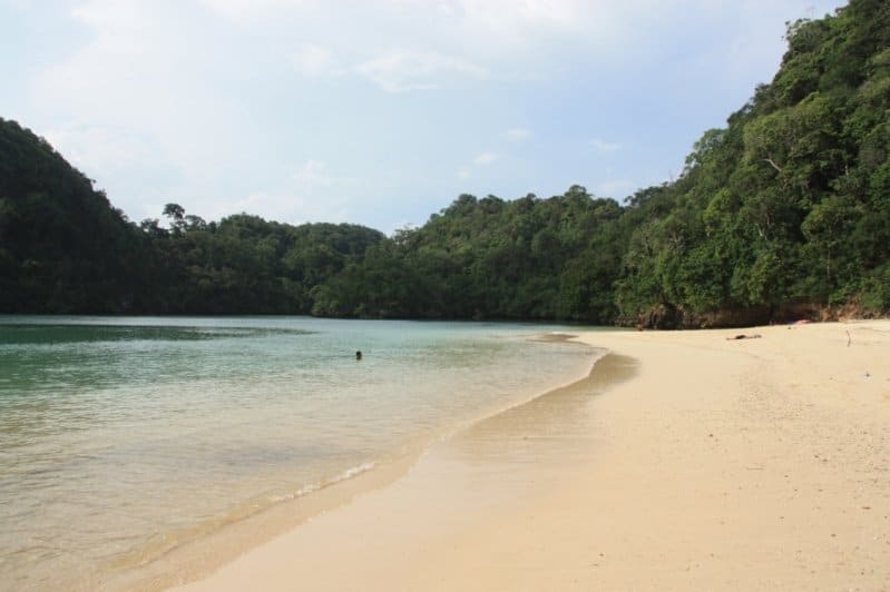 Plage secrète de Sempu Island (Palau Sempu) à Java, Indonésie