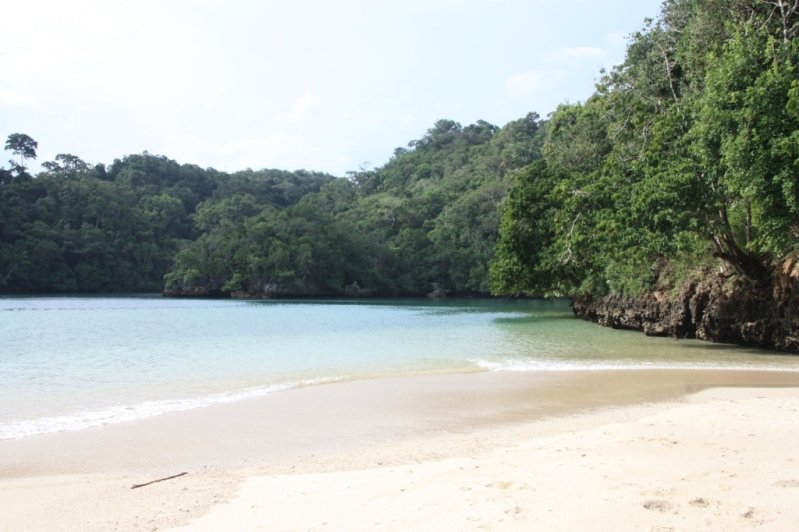 Plage secrète de Sempu Island (Palau Sempu) à Java en Indonésie