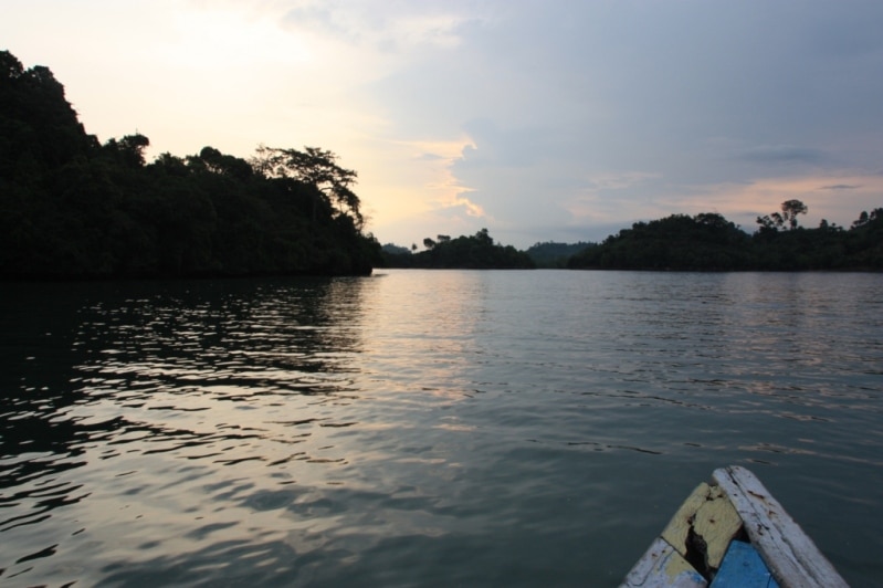 Coucher de soleil sur l'eau à Java en Indonésie