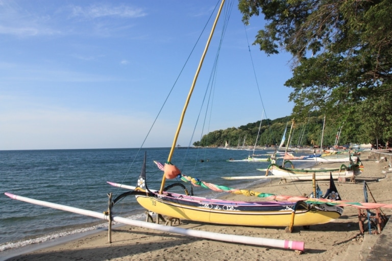 Bateau sur la plage Pasir Putih à Java
