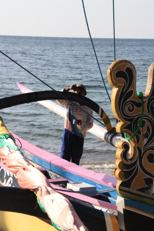 Pecheur peignant son bateau à Java