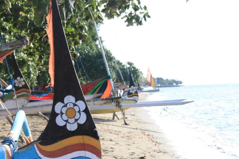 Proue des Bateaux sur la plage de Pasir Putih
